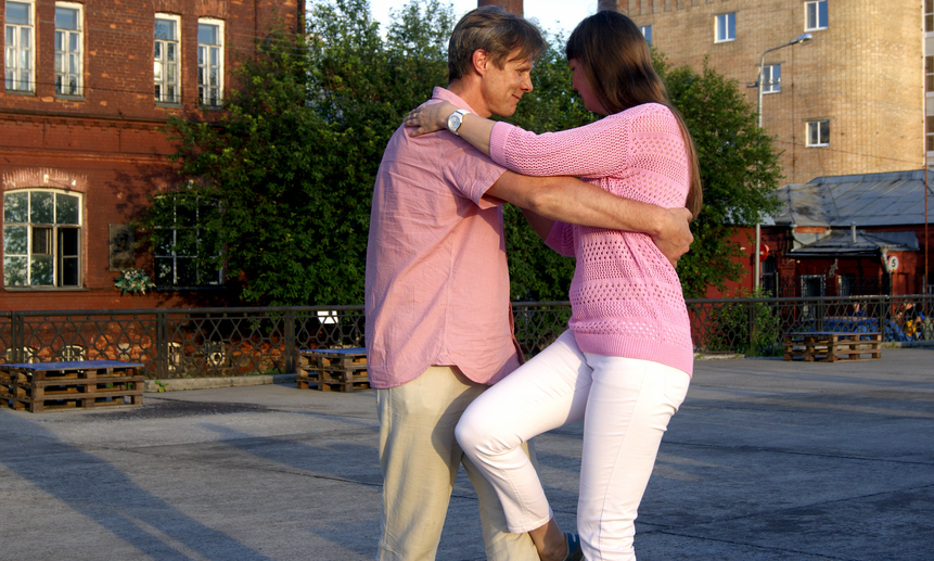 Танго увлекло пару в розовом. Фото «Регион 29».