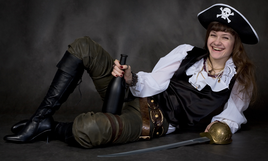 Пират с лицензией на грабеж. Женщина с ромом. Пиратка с бутылкой. Пиратская фотосессия.