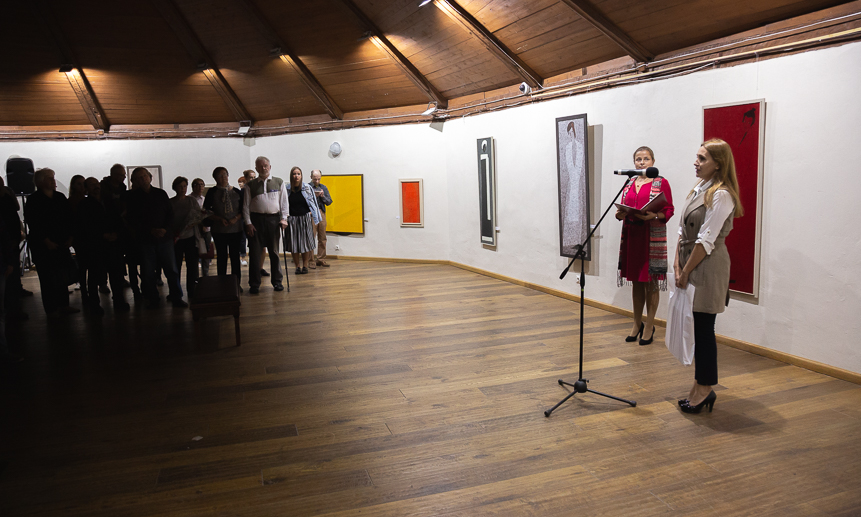 Гостей выставки и художника приветствует Наталья Едовина.